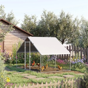 Geräumiger Hühnerstall aus Stahl und Kunststoff in Silber/Grau mit Hühnern im Garten.
