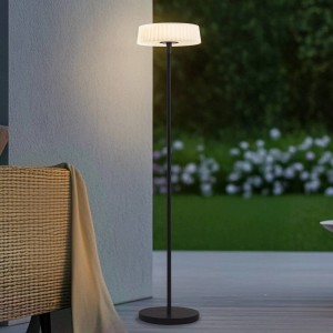 Schwarze Lindby LED Solarleuchte Samine für den Außenbereich, dimmbar und spritzwassergeschützt.