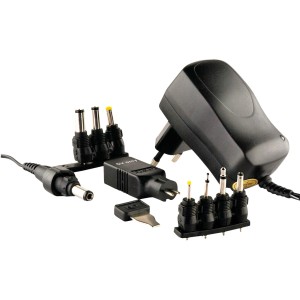 Universal-Steckernetzgerät mit verschiedenen Adaptern für Audio-Zubehör.