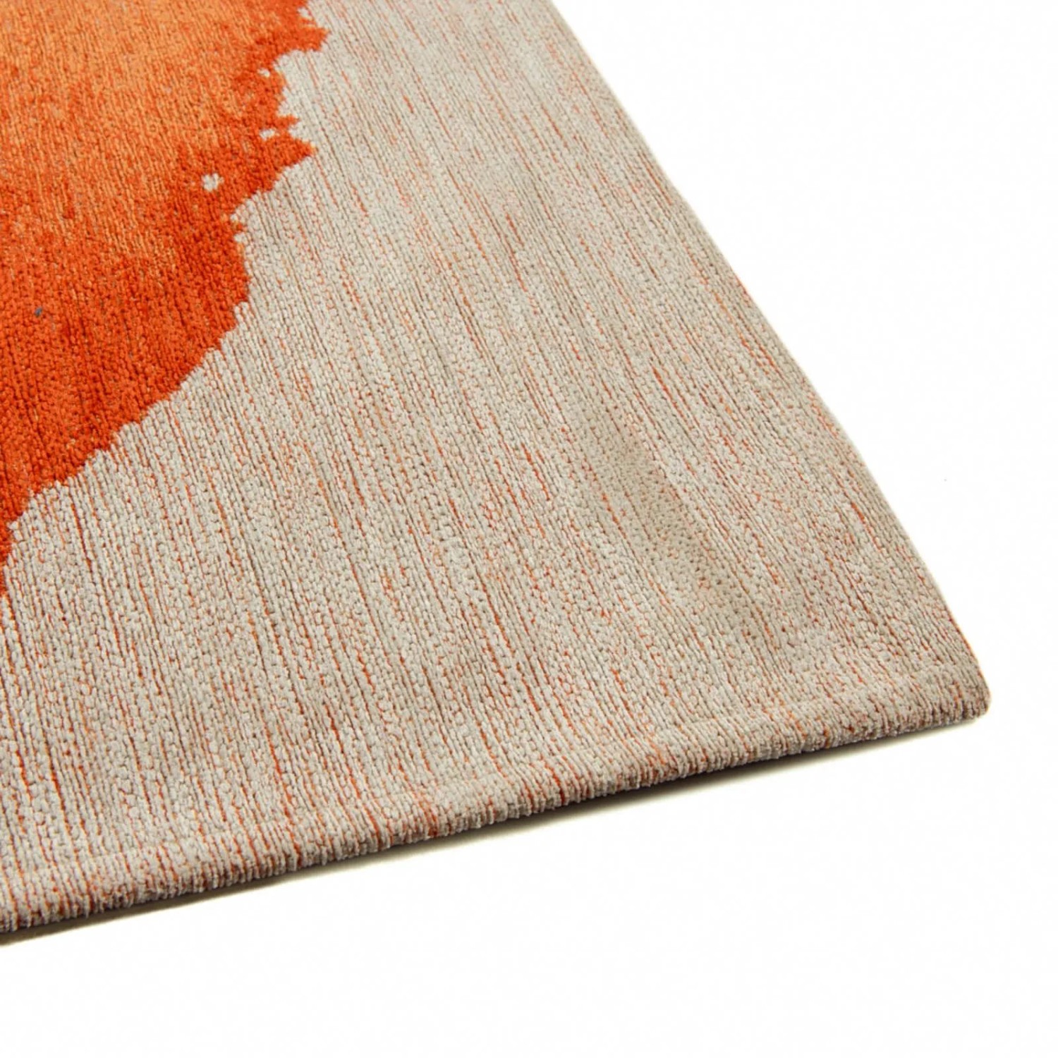 Detailansicht des Lola&Moi Teppichs Orangeade Gold (240x340cm) mit abstraktem, orangenem Muster.