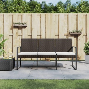 Braune 3-Sitzer Gartenbank aus Rattan mit cremeweißen Kissen für Terrasse und Garten.