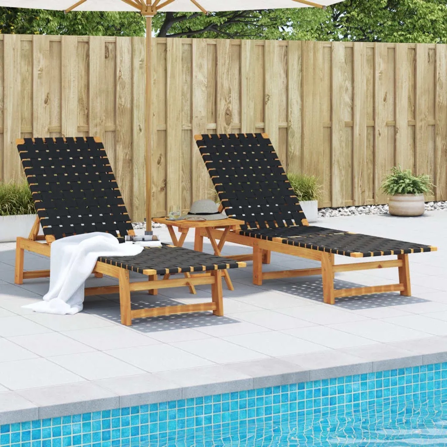 Zwei schwarze Sonnenliegen aus Akazienholz mit Tisch am Pool. Entspannung pur!