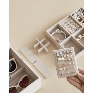 Songmics Schmuckkästchen Greeta, 2-Ebenen, weiß-beige, mit Ohrringen, Armband und Sonnenbrille.