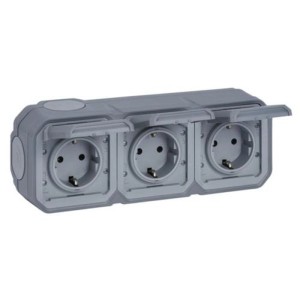 Graue Legrand Plexo New 3-fach Aufputzsteckdose IP44 horizontal mit Klappdeckeln für Feuchträume.