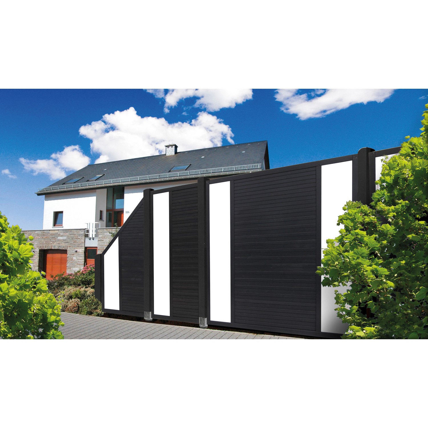 Anthrazitfarbenes Sichtschutzzaun-Anschlusselement Duo (180x90/90 cm) mit weißen PVC-Streifen vor Haus.