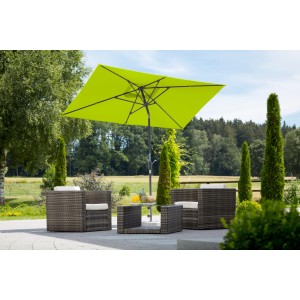 Apfelgrüner Schneider Balkonschirm 270x150 cm mit Knickfunktion über einer Sitzgruppe im Garten.