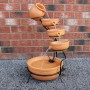 Monstershop Solar Kaskadenbrunnen aus Terrakotta mit Akku für den Garten.
