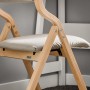 Grauer SoBuy Klappstuhl FST40-HG mit Holzgestell und gepolsterter Sitzfläche.