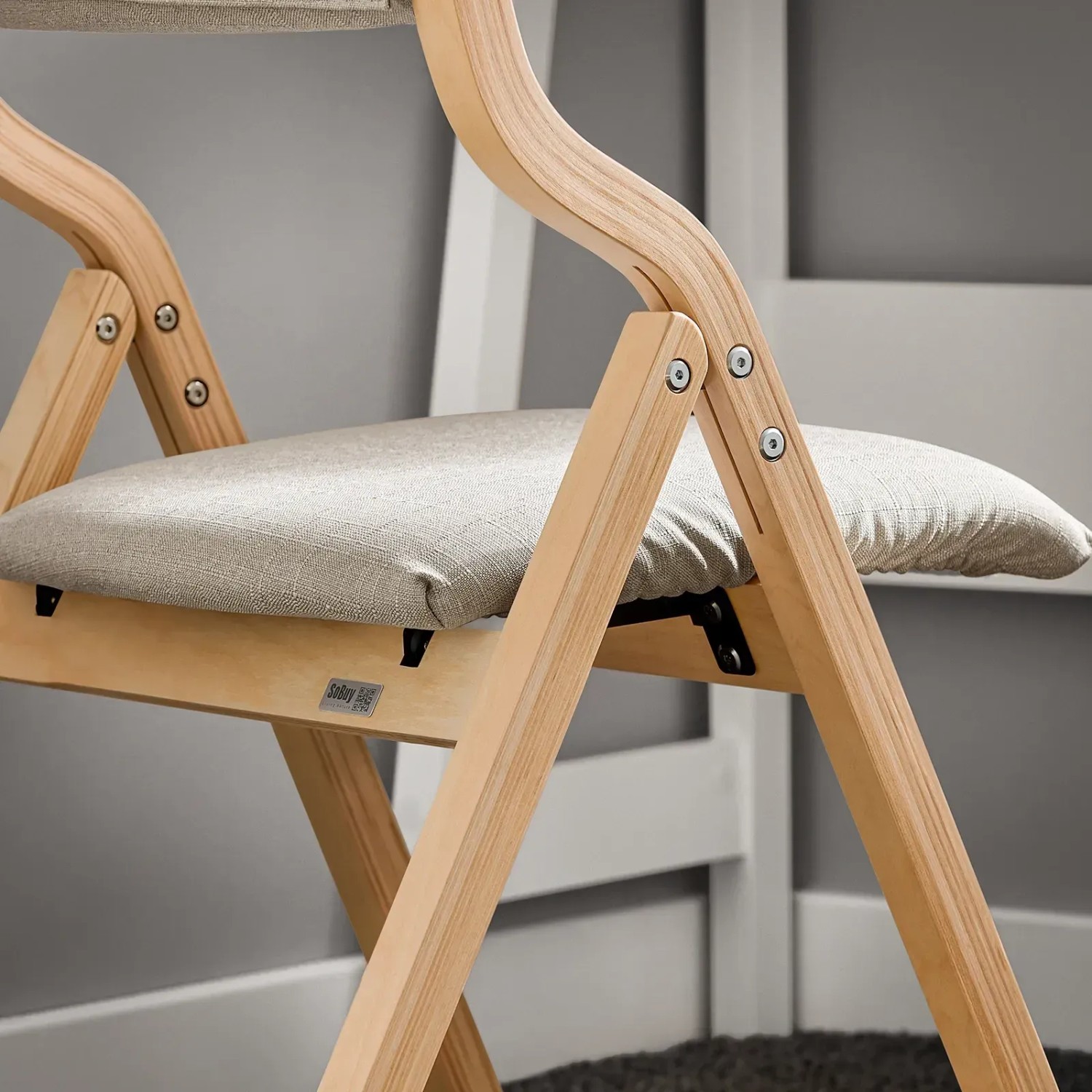 Grauer SoBuy Klappstuhl FST40-HG mit Holzgestell und gepolsterter Sitzfläche.