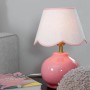 PR Home Nell Tischleuchte: Rosa Keramikfuß, beiger Schirm mit rosa Borte. Dekorative Innenleuchte.