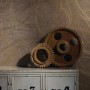 Colani Vliestapete Visions Striche Grob Braun mit Zahnrädern auf einem Schrank.