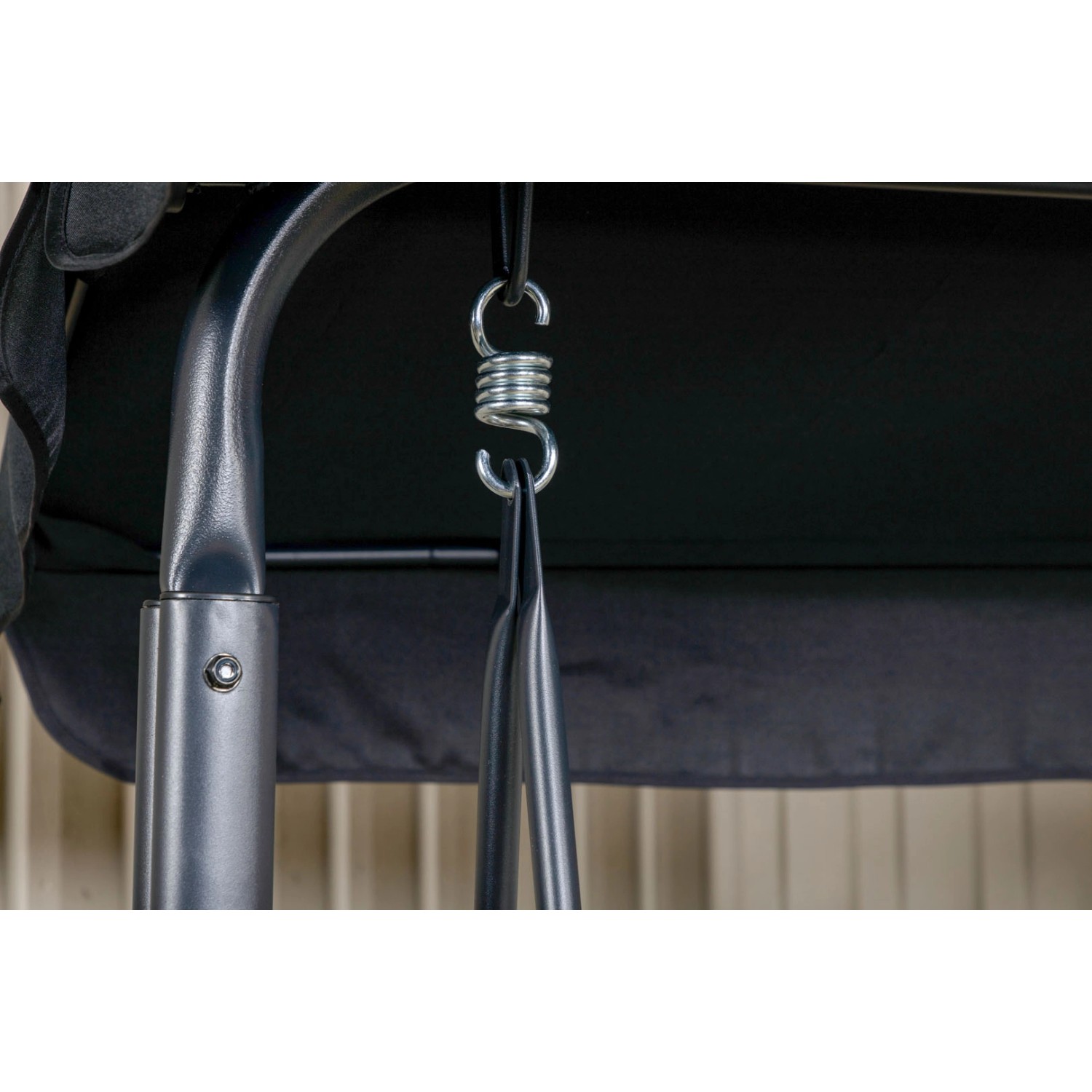 Detailaufnahme des schwarzen ebuy24 Madras Hängesofas für 3 Personen, Teil der Gartenmöbel Kategorie.