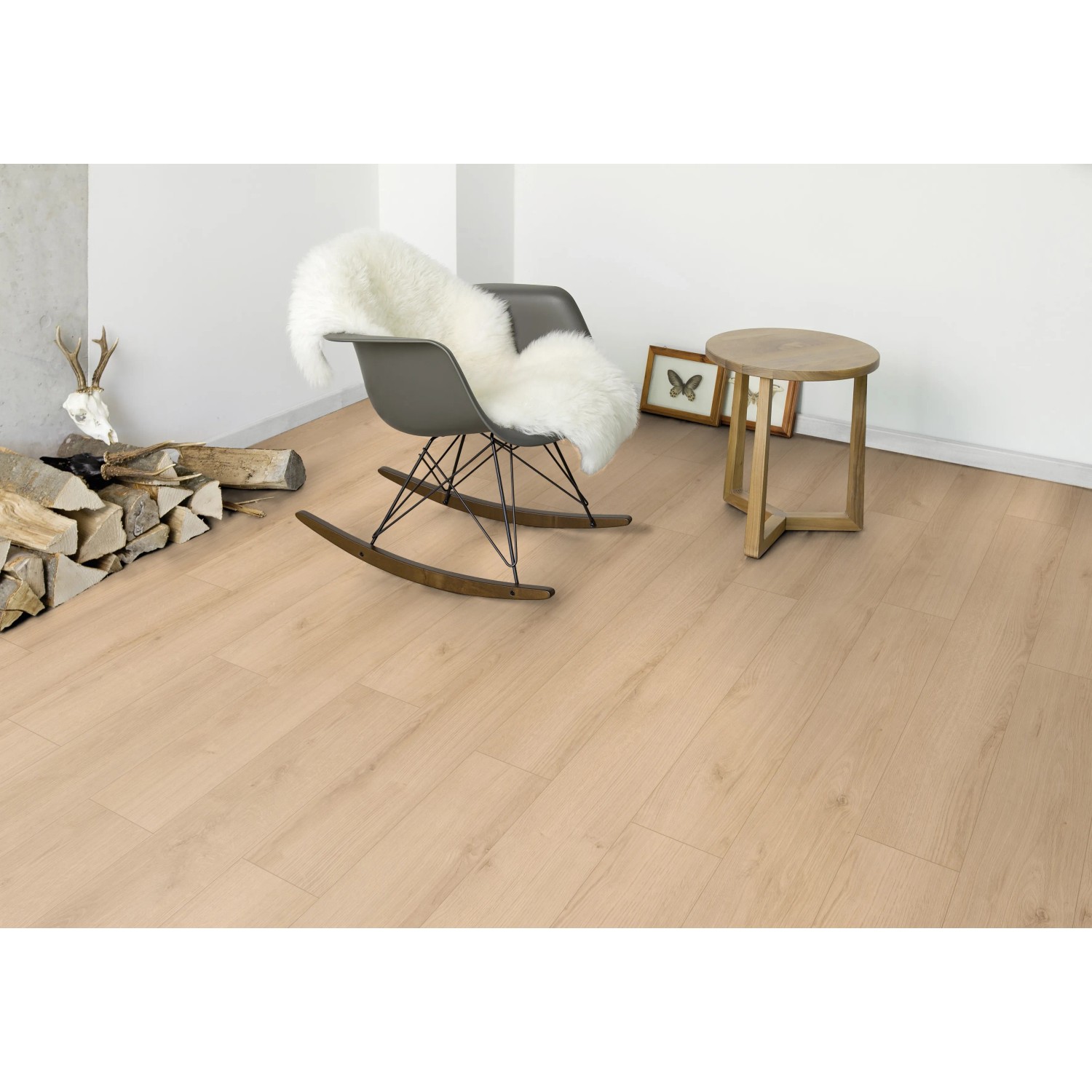 Heller Laminatboden Ararat Oak Breitdiele Eiche im Wohnraum mit Schaukelstuhl und Beistelltisch.