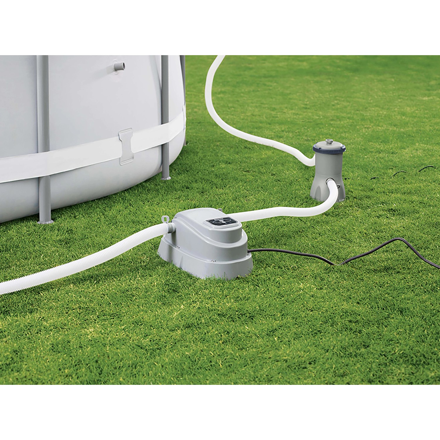 Bestway Pool Heizgerät im Einsatz mit Pool und Filterpumpe auf Rasen.