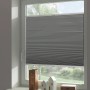 Graues Schöner Wohnen Thermo-Wabenplissee Sina 50x130 cm am Fenster, energiesparend und verdunkelnd.