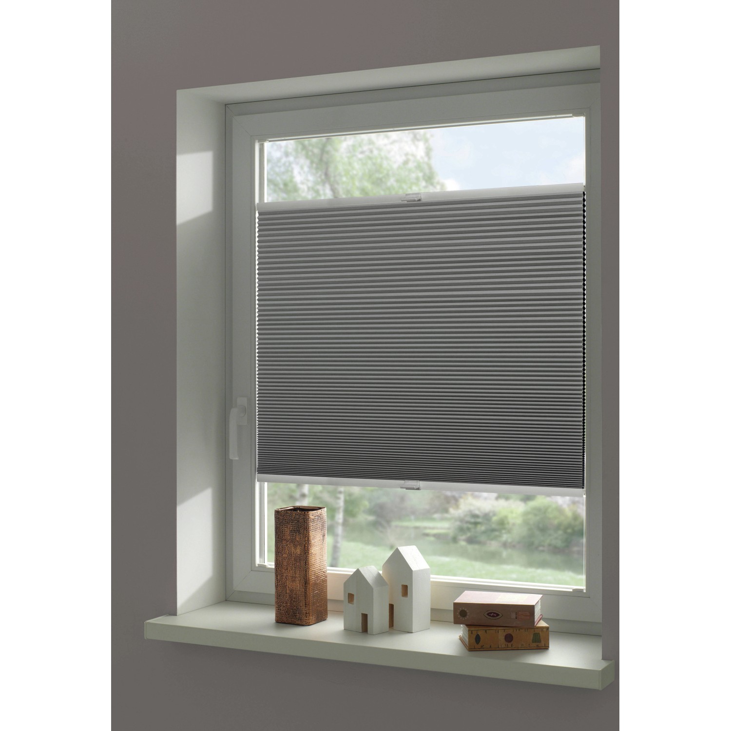 Graues Schöner Wohnen Thermo-Wabenplissee Sina 50x130 cm am Fenster, energiesparend und verdunkelnd.