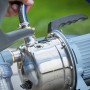 Gartenpumpe GP 3800E mit Saugschlauch in Nutzung: Bewässerung mit Edelstahl-Pumpe.