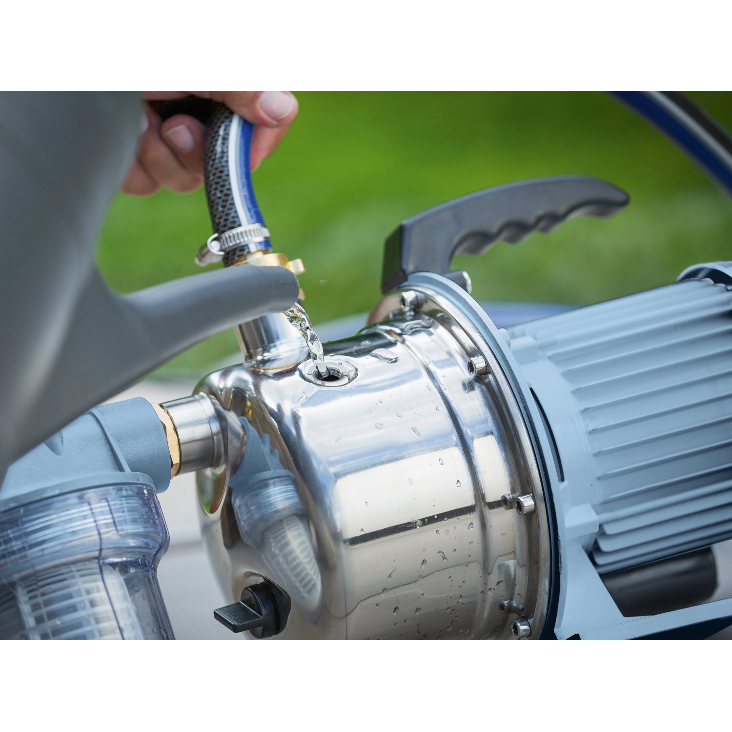 Gartenpumpe GP 3800E mit Saugschlauch in Nutzung: Bewässerung mit Edelstahl-Pumpe.
