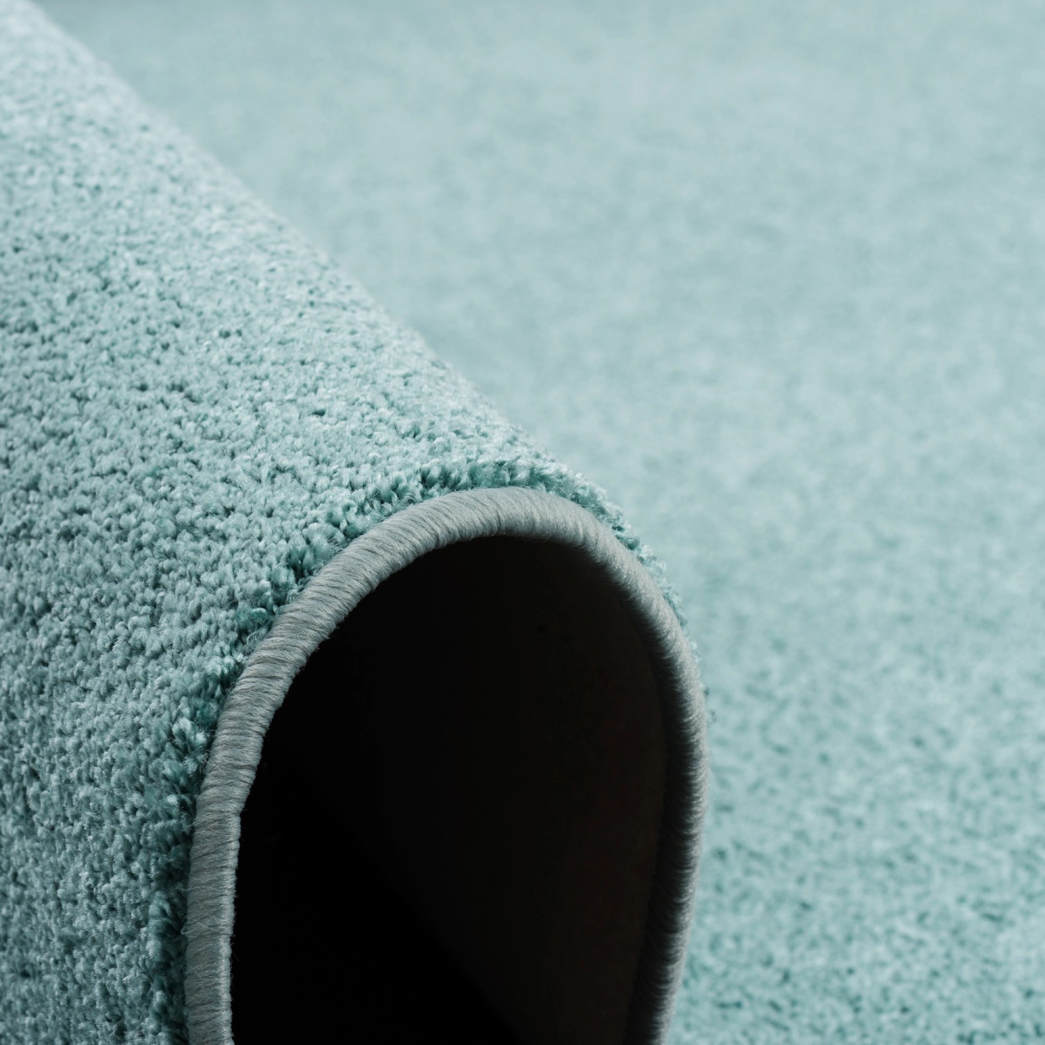 Nahaufnahme: Mintgrüner Snapstyle Hochflor Teppich Luna, 160x240cm, gerollt.