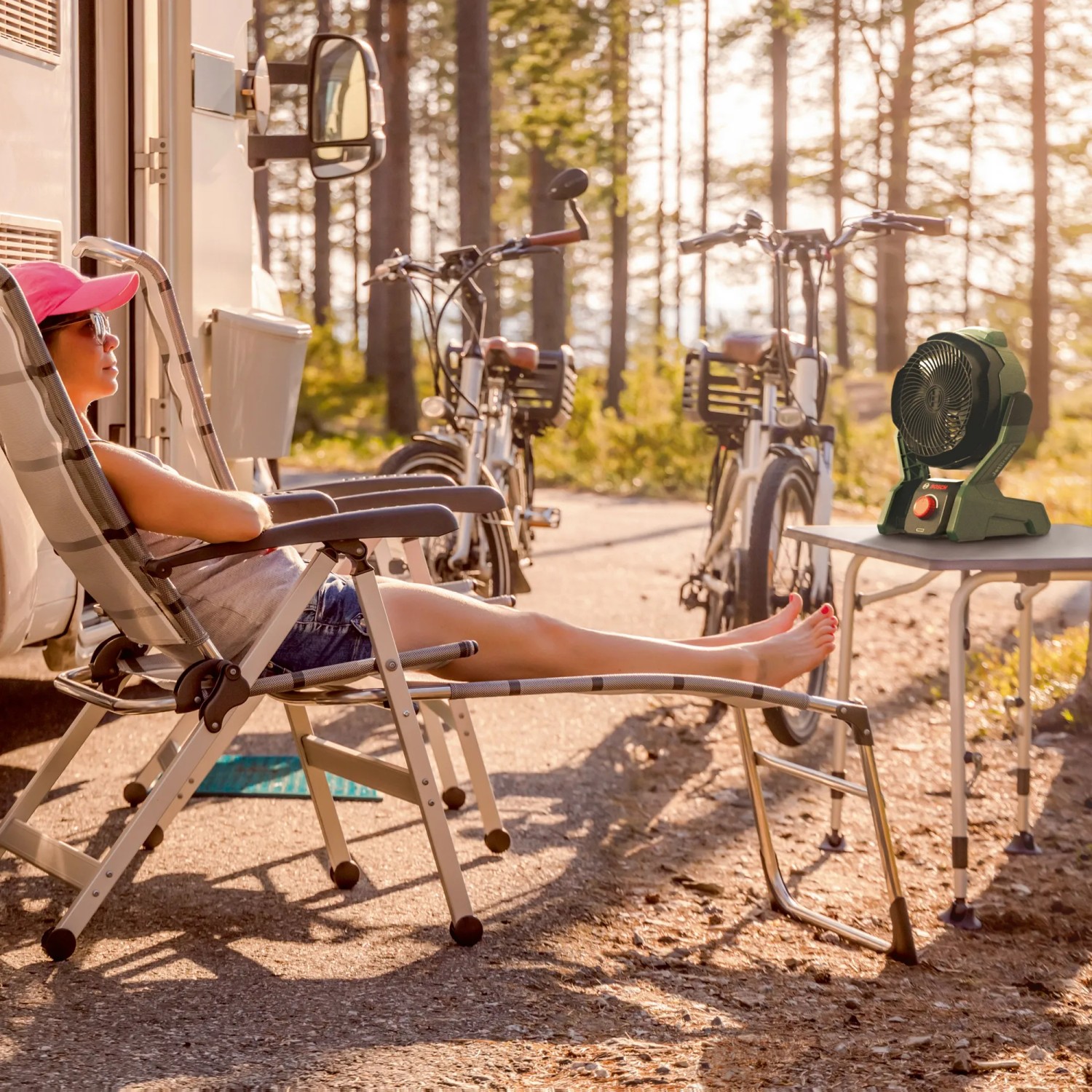 Bosch Akku-Ventilator UniversalFan 18V-1000 im Einsatz beim Camping, mit Akku und Ladegerät.