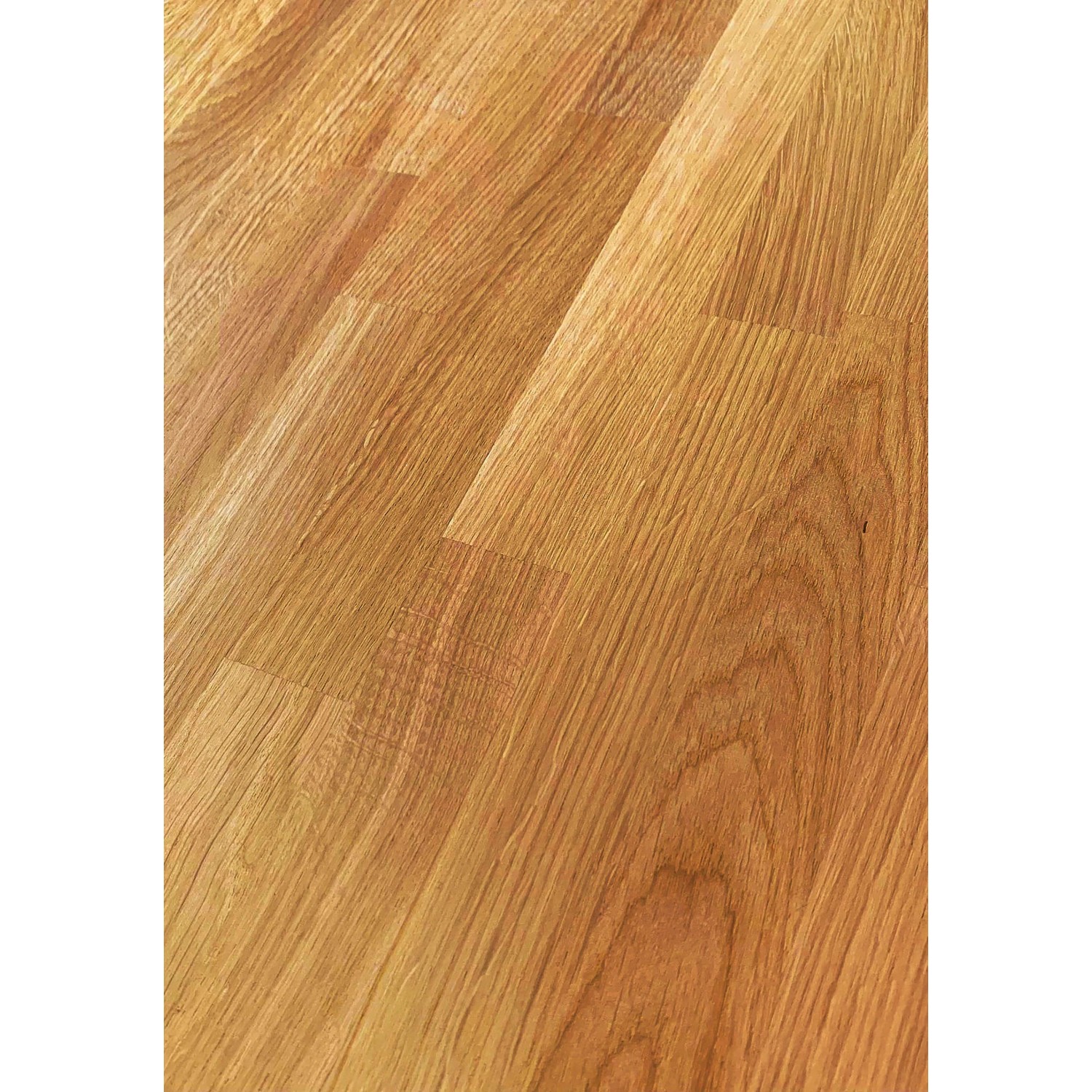 Detailaufnahme der geölten Eichenholz-Stufen der Treppe Kos. FSC®-zertifiziert.