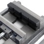 Wiltec Maschinenschraubstock: Graue Gusseisen-Backen mit schwarzen, gerillten Einsätzen für präzises Spannen in der Werkstatt.