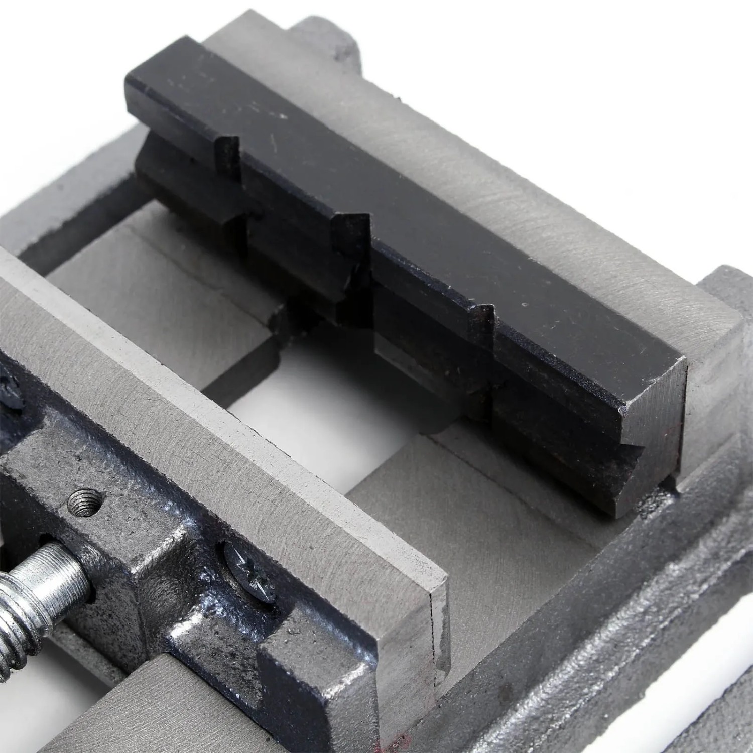 Wiltec Maschinenschraubstock: Graue Gusseisen-Backen mit schwarzen, gerillten Einsätzen für präzises Spannen in der Werkstatt.
