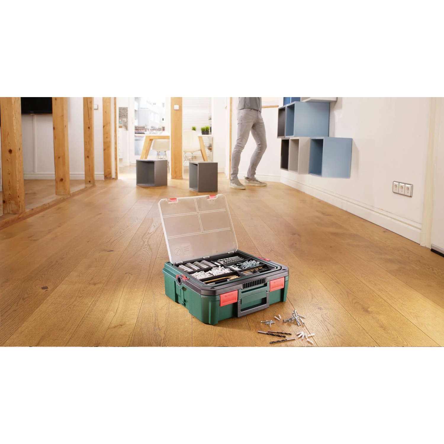 Offene Bosch Systembox mit 241 Zubehören für Akkubohrschrauber EasyDrill 18V-40 auf Holzboden.