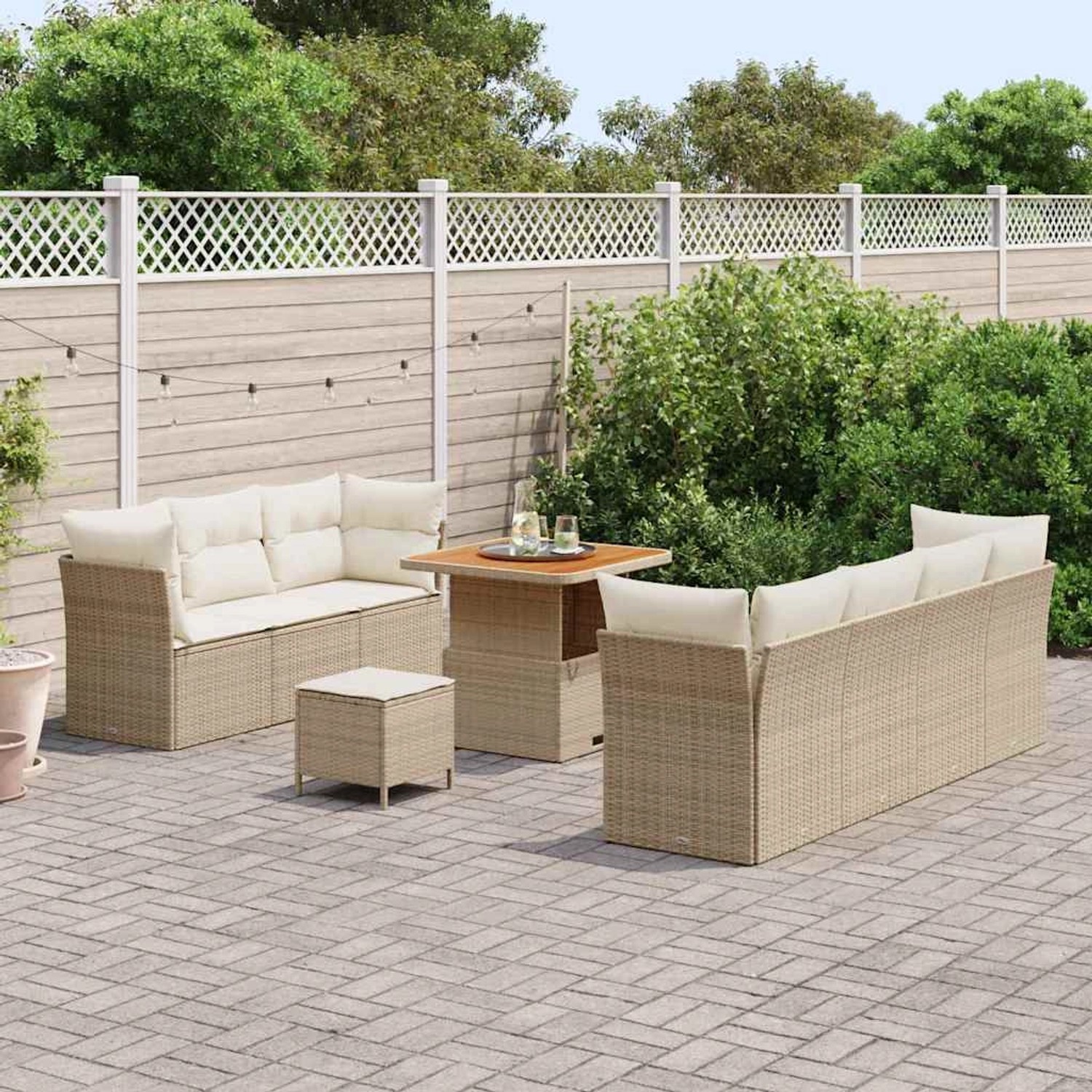 Beiges 10-teiliges Gartenmöbel-Set aus Rattan mit Sofa, Tisch und Kissen.