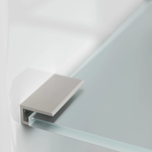 Detailaufnahme: Glasablage mit Metallhalterung der Posseik Garderobe Elite, Weiß Hochglanz.
