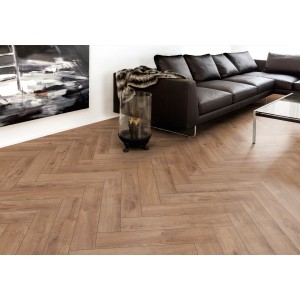 Kaindl Laminat Masterfloor Herringbone Eiche Harlech im Fischgrätmuster verlegt.