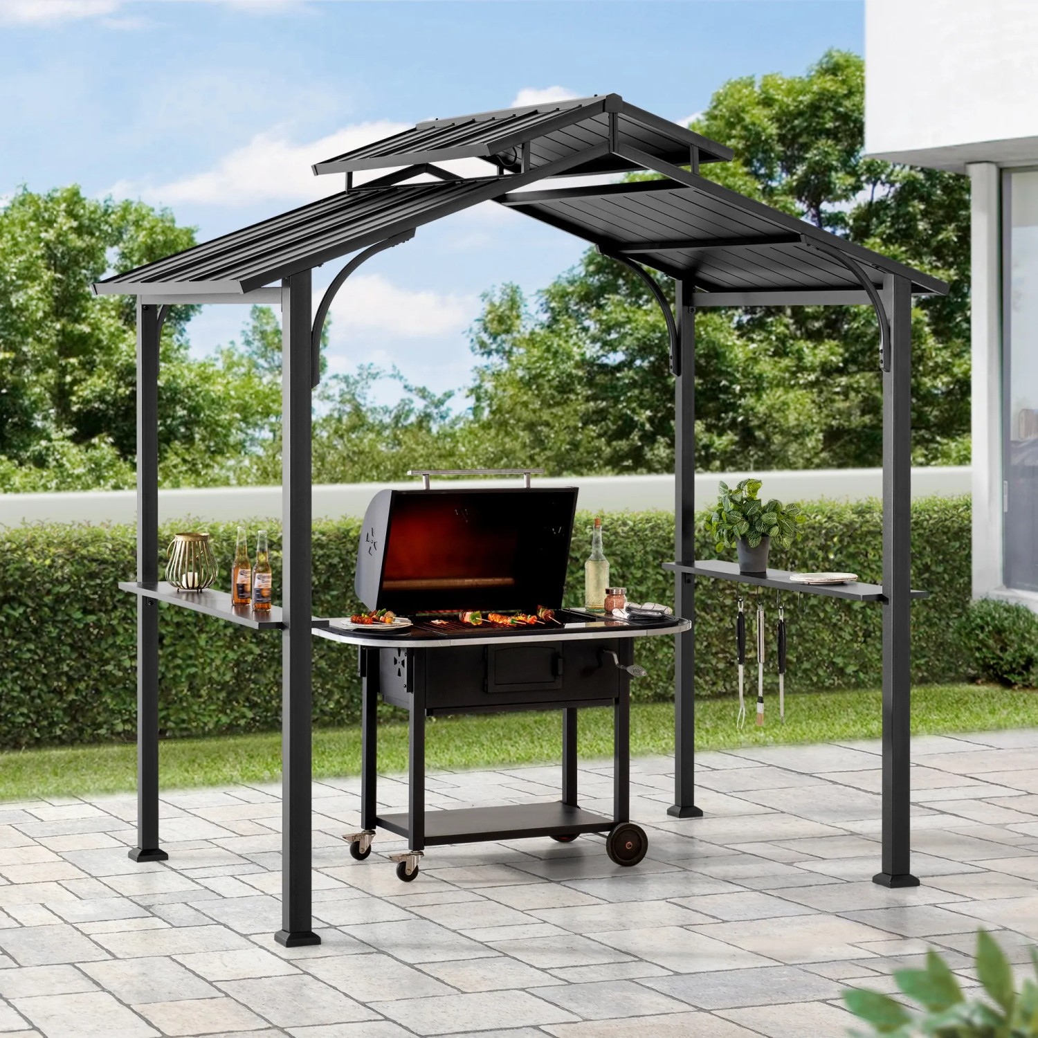 Brauner Sunjoy Grillpavillon Ecrins mit Stahlrahmen und Ablageflächen für Grillzubehör.