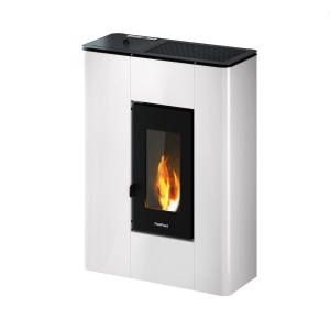 Weißer Freepoint Pelletofen Atri mit Automatik und Flamme im Sichtfenster.
