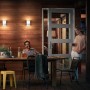 Philips Python LED-Aussenwandleuchte mit Bewegungssensor an Holzhauswand.