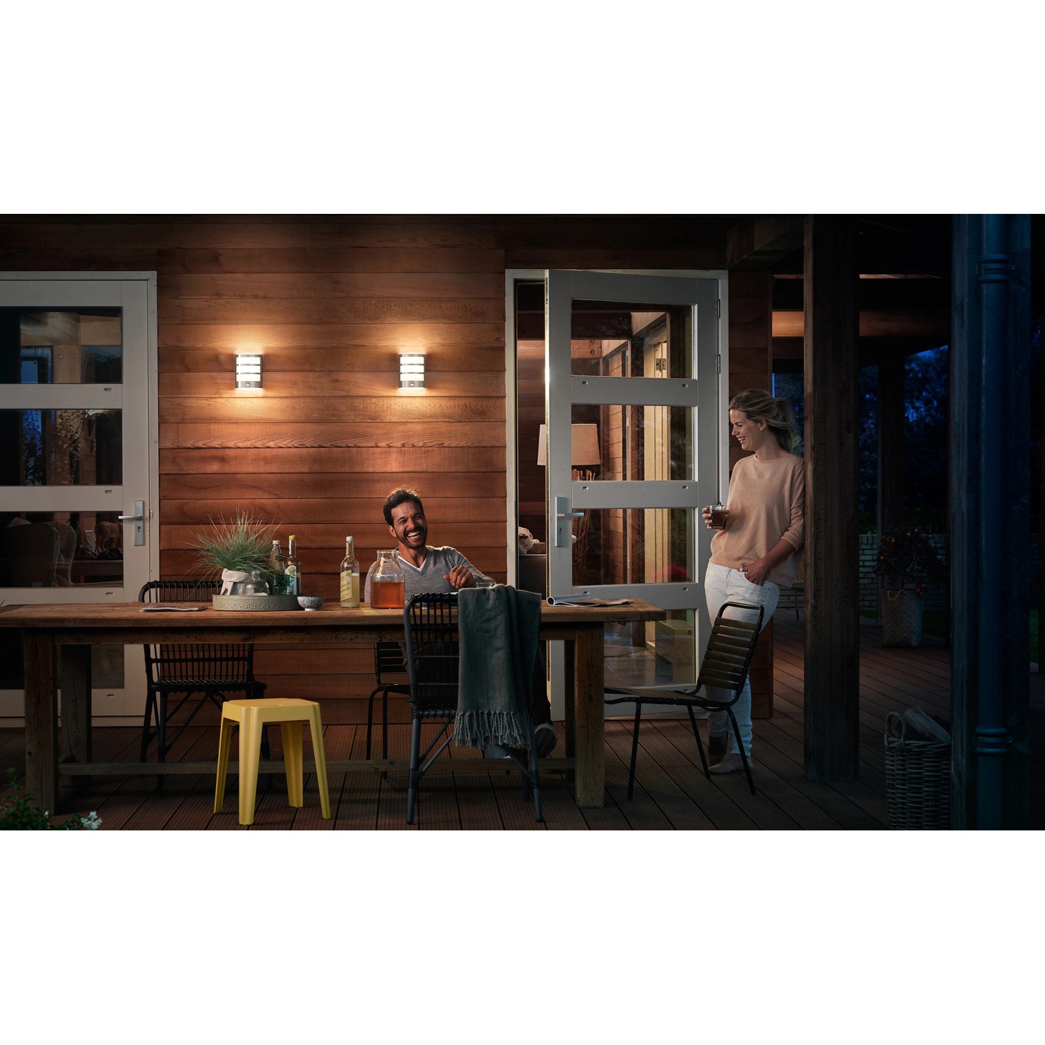 Philips Python LED-Aussenwandleuchte mit Bewegungssensor an Holzhauswand.