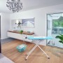 Leifheit Bügeltisch AirBoard Compact M Plus mit Bügeleisenablage und blauem Bezug.