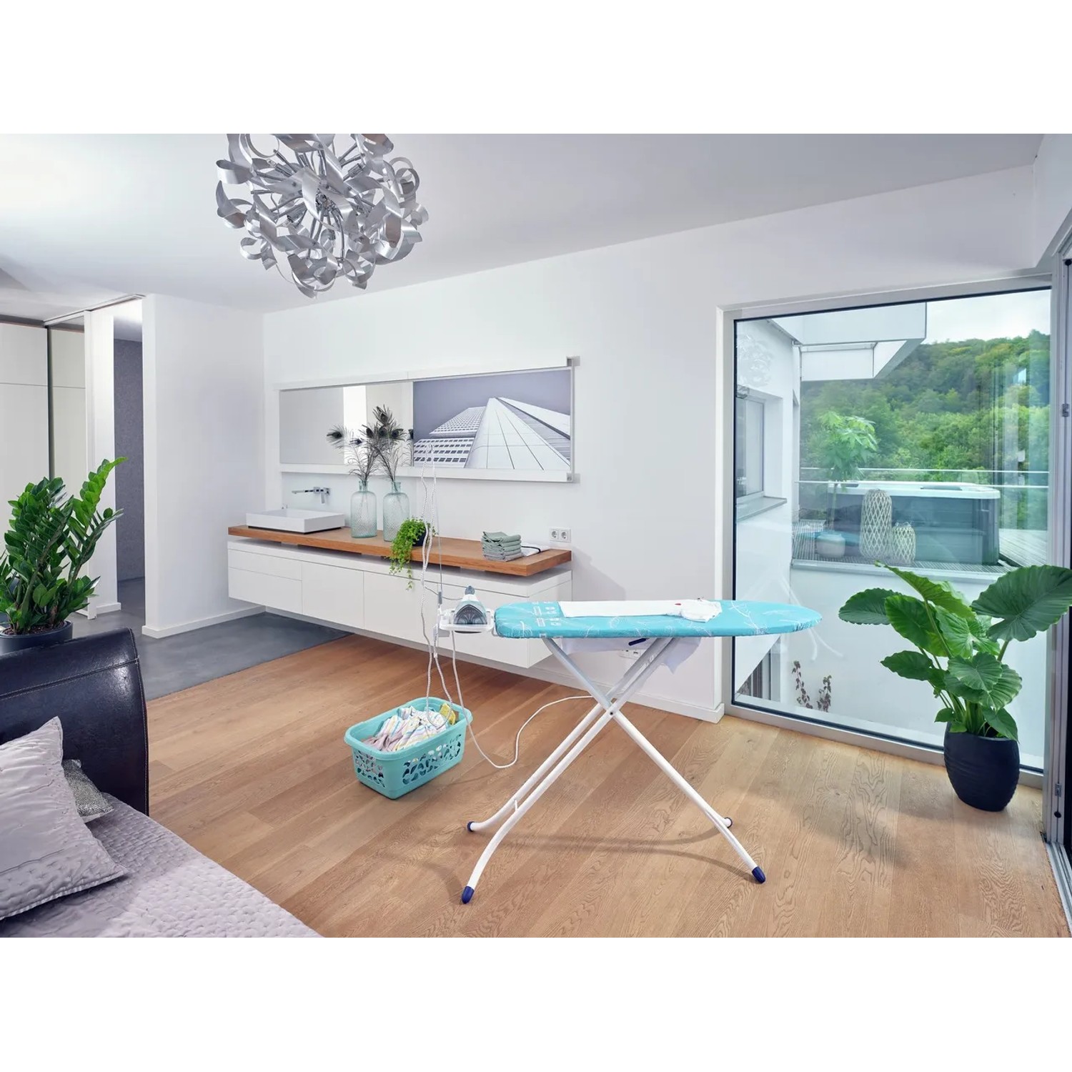 Leifheit Bügeltisch AirBoard Compact M Plus mit Bügeleisenablage und blauem Bezug.