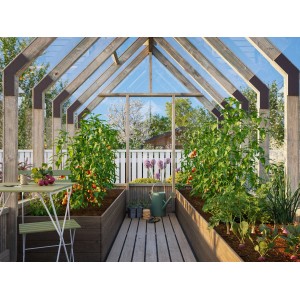 Palmako Gewächshaus Emilia 8,2 m²: Holzrahmen mit Glas, Pflanzen und Gartentisch im Inneren.