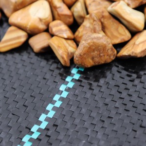 Aquagart Bodengewebe 100g, 1,65m breit, schwarz, mit Zierkies belegt.