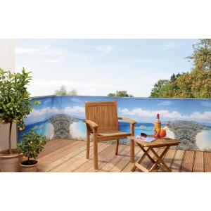 Balkon mit Südsee Balkonbespannung als Sichtschutz, Stuhl und Tisch auf Holzdeck.