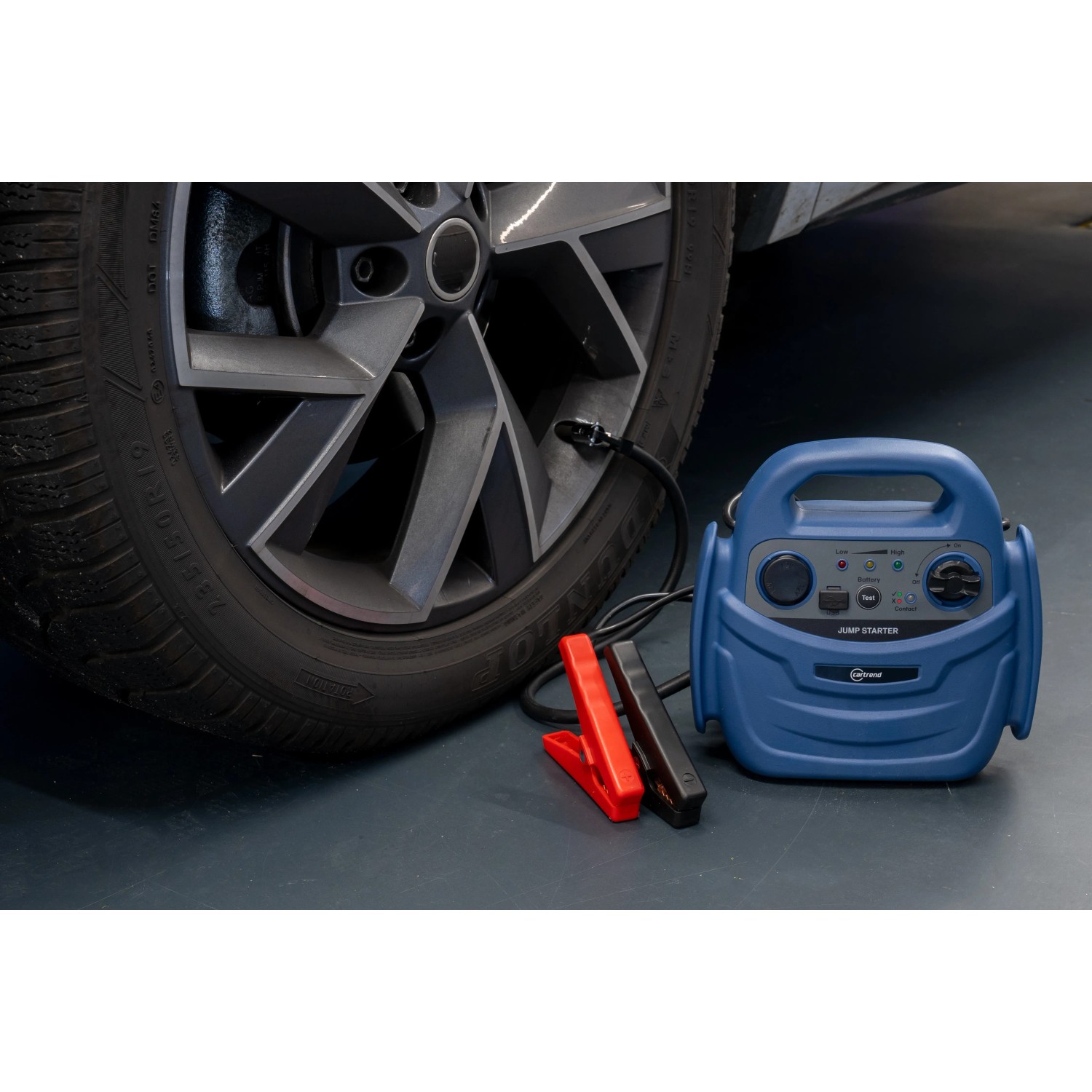Cartrend Energiestation 12V mit Starthilfekabel und Reifenventiladapter am PKW-Rad.