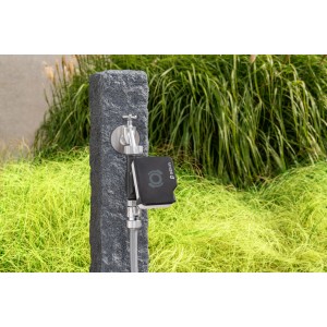 Geka Bewässerungscomputer mit Hahnadapter am Wasserhahn im Garten.