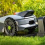 LUX-TOOLS Mähroboter Oryx 300 Vision mit Ladestation im Garten.