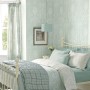 Laura Ashley Vliestapete Josette Duck Egg im Schlafzimmer mit passender Bettwäsche und Vorhängen.