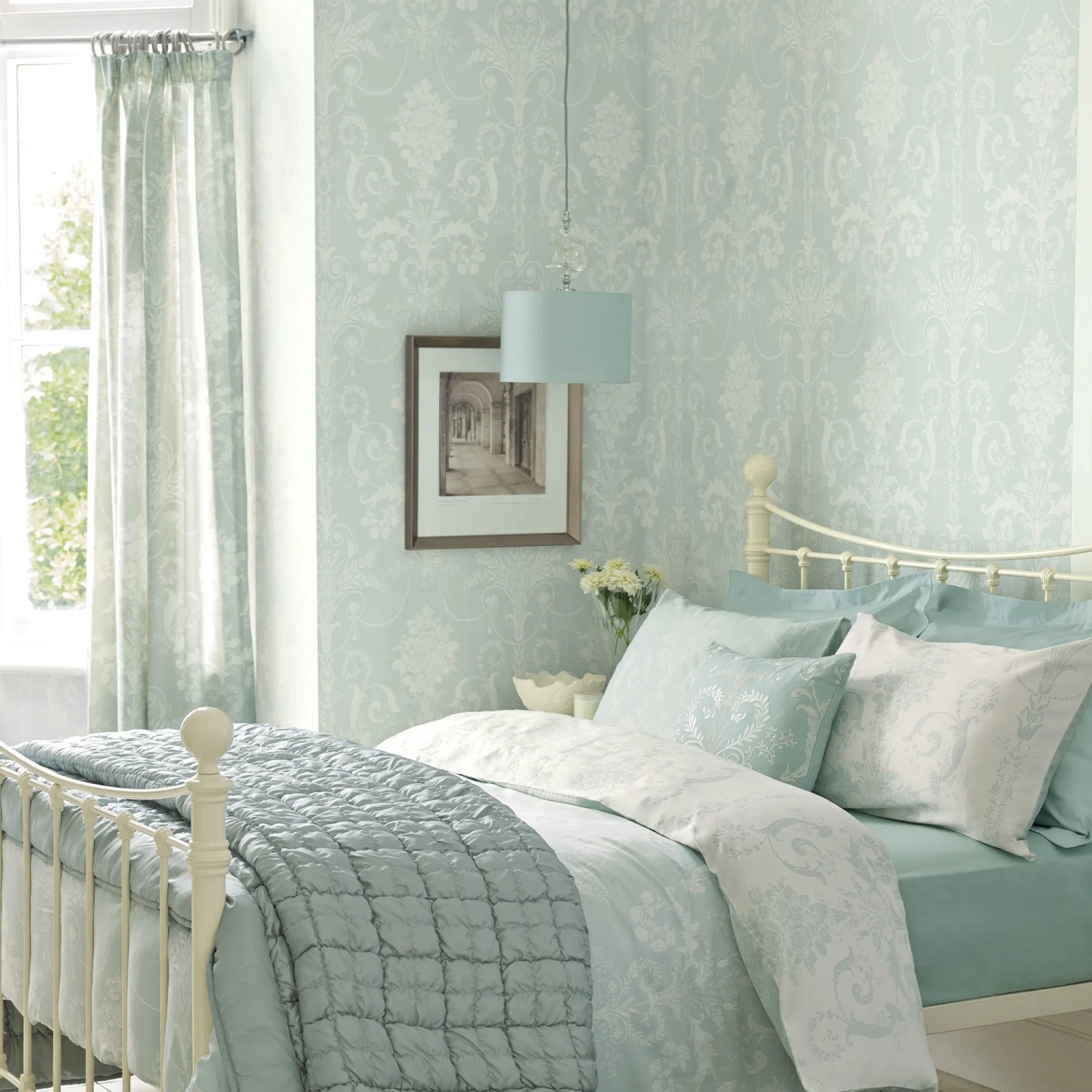 Laura Ashley Vliestapete Josette Duck Egg im Schlafzimmer mit passender Bettwäsche und Vorhängen.