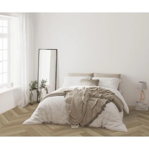 Klebe-Vinylboden Herringbone Matteo Oak in hellem Eichenholz-Look im modernen Schlafzimmer. Fischgrätmuster für elegante Wohnräume.
