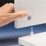 Detailaufnahme: Montage des weißen OPTIFIT Spülenunterschranks mit Exzenterverbinder.
