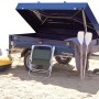 Stema Blue Man 750 Autoanhänger mit Deckel, Campingausrüstung und Schlauchboot am Strand.