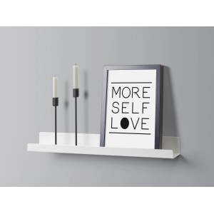 Weißes Metall-Wandregal Bix 80 cm mit Deko-Elementen wie Kerzen und Bilderrahmen.