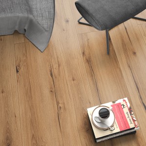 Classen Designboden HydroClick Burgeiche: Vinylboden in Holzoptik mit Stuhl, Vorhang und Büchern.